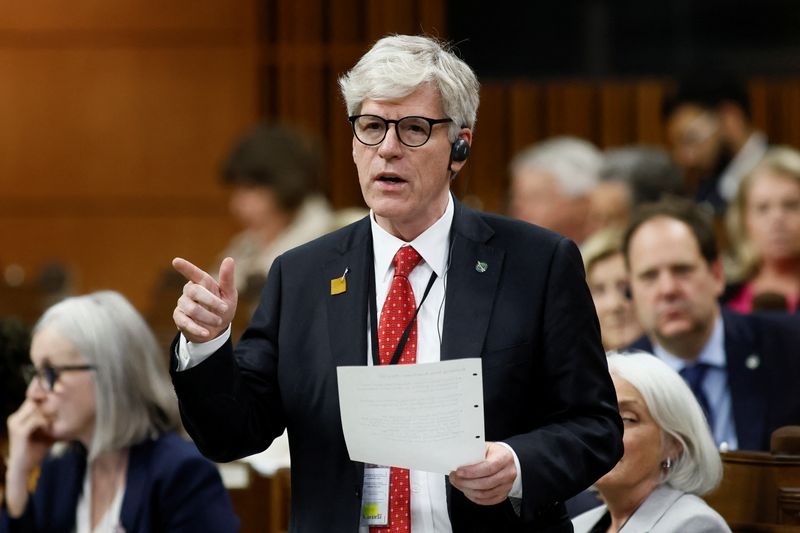 Canada awaits private sector move on Pacific crude pipeline, minister says