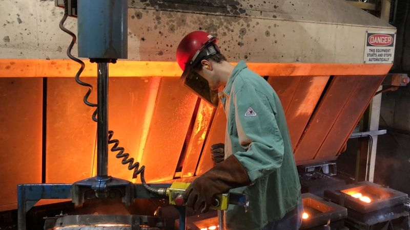 US manufacturing extends slump; factory employment lowest in 5 years