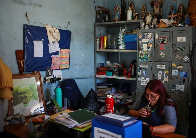 In Buenos Aires' poor neighborhoods, residents recall beers and chats with Pope Francis