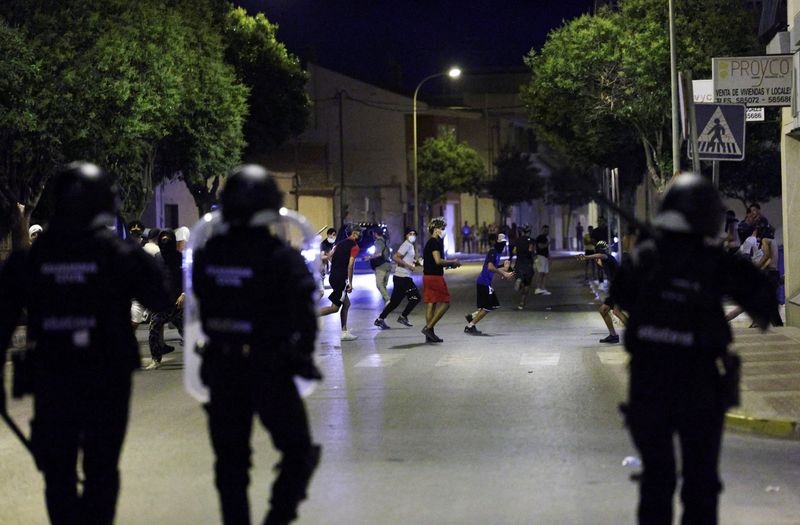 Eight arrested after far-right groups and migrants clash in Spanish town