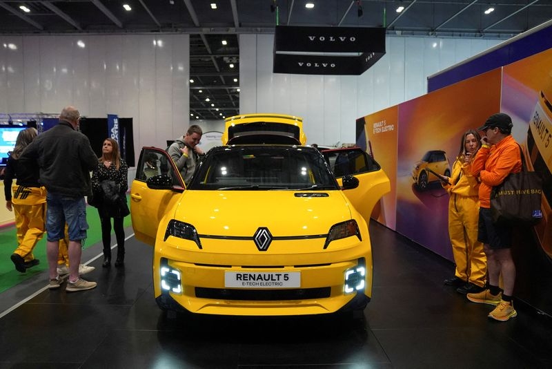 Renault second-quarter sales volumes flat on drop in demand for vans