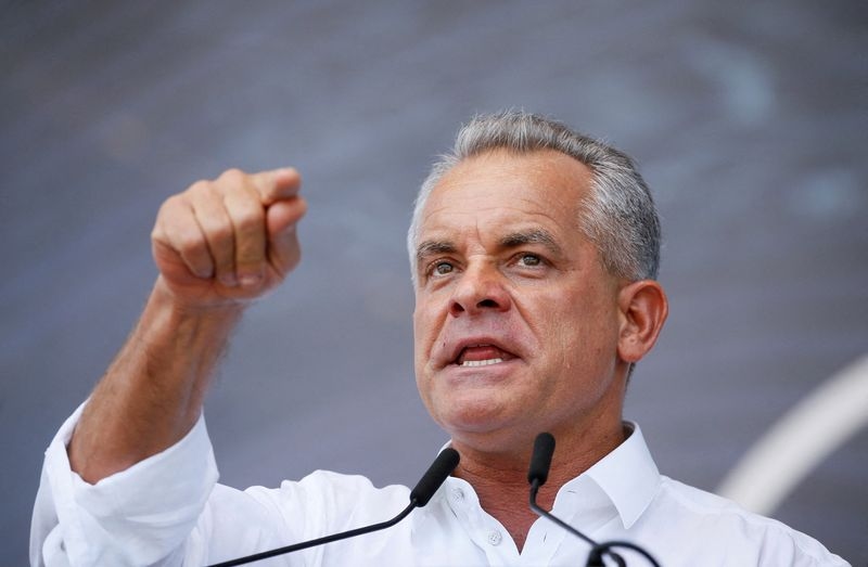 Detained magnate Plahotniuc willing to be extradited to Moldova, lawyer says