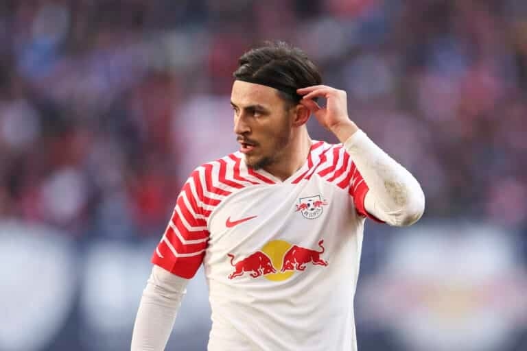Roma evaluating Elmas as attacking reinforcement