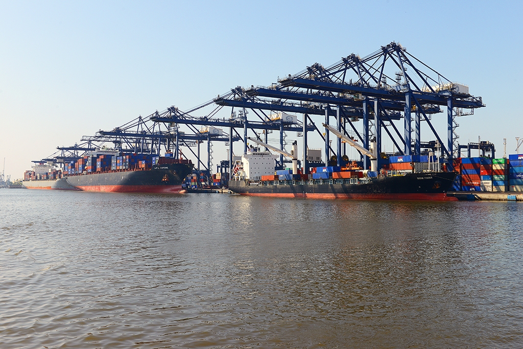 Ocean Carriers Levy Surcharges, Cut Pakistan Port Calls Amid India Trade Embargo