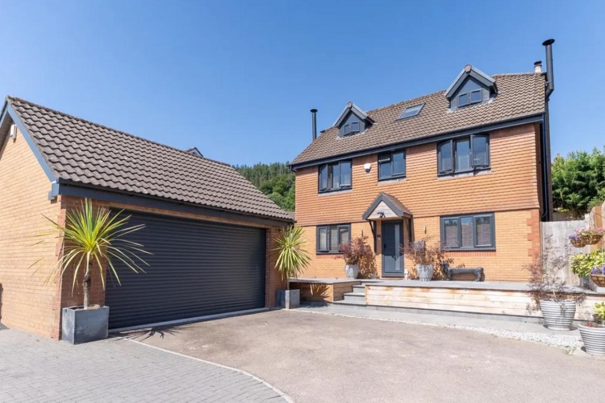 Detached five-bed house with walk-in wardrobe and bath on top floor