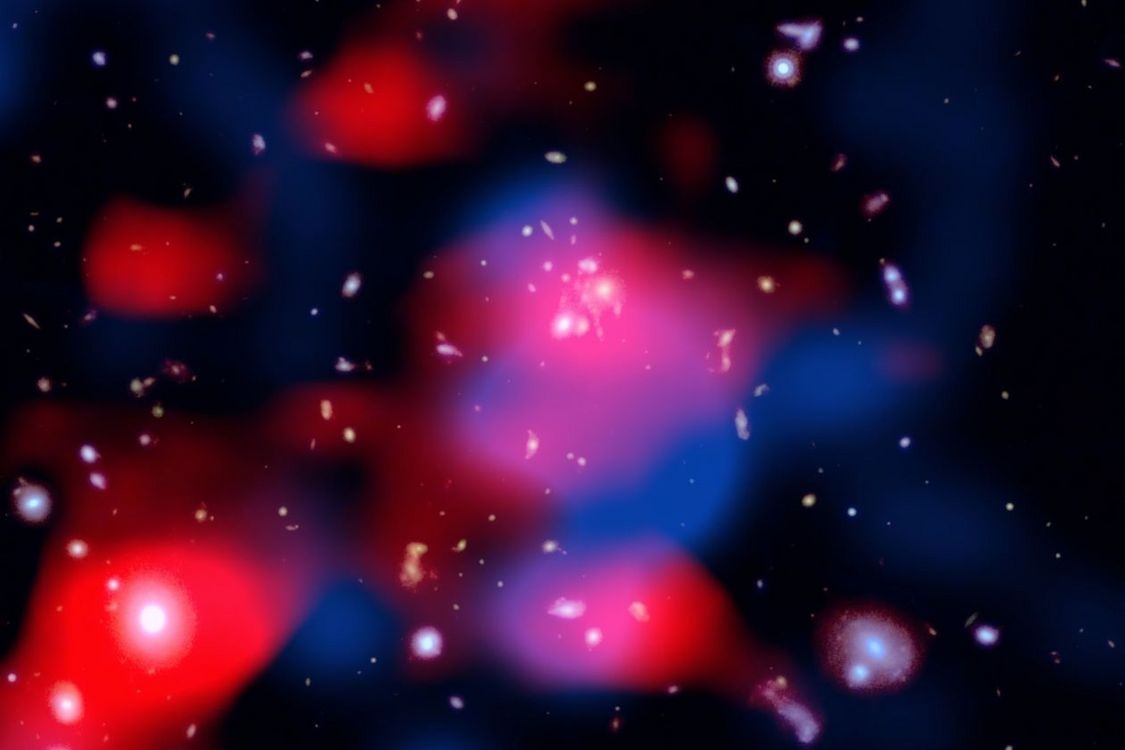 Astonishing 'halo' of high-energy particles around giant galaxy cluster is a glimpse into the early universe