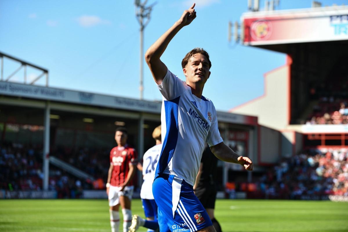 Ex-pros back Swindon to be 'knocking on the door' for promotion