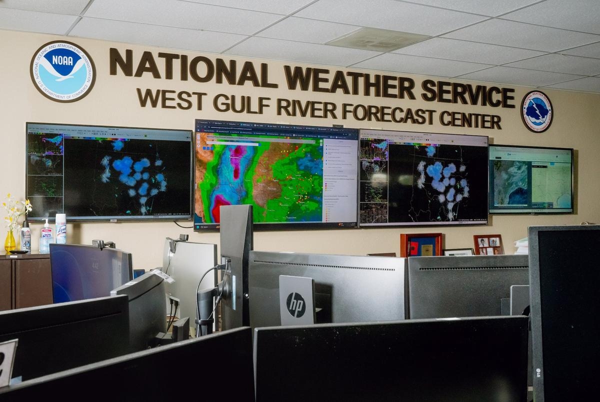 Weather warnings gave officials a 3 hour, 21 minute window to save lives in Kerr County. What happened then remains unclear.