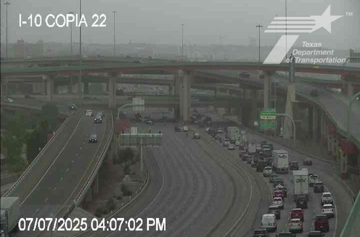 4 El Paso police officers injured in Central El Paso crash, I-10 shut down near Copia