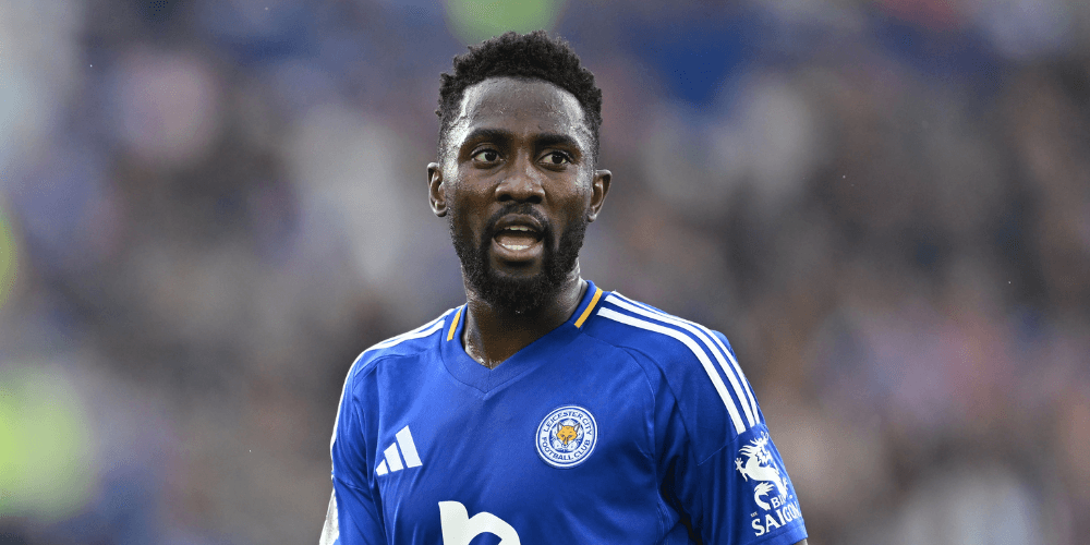 Manchester United hold talks for relegated midfielder with £9m release clause