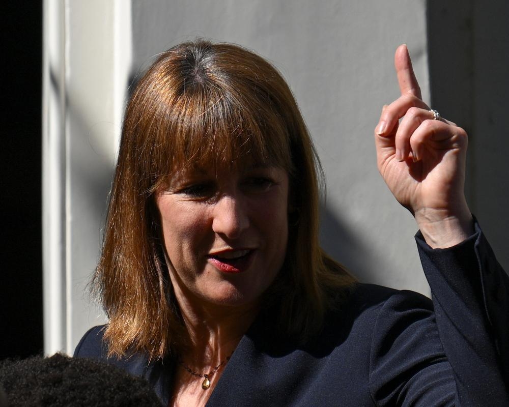 UK borrowing rises to £17.7bn, adding to pressure on Rachel Reeves