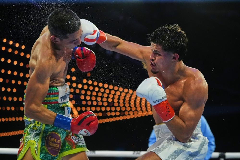 Xander Zayas outboxes Jorge Garcia to become boxing's youngest active world champion