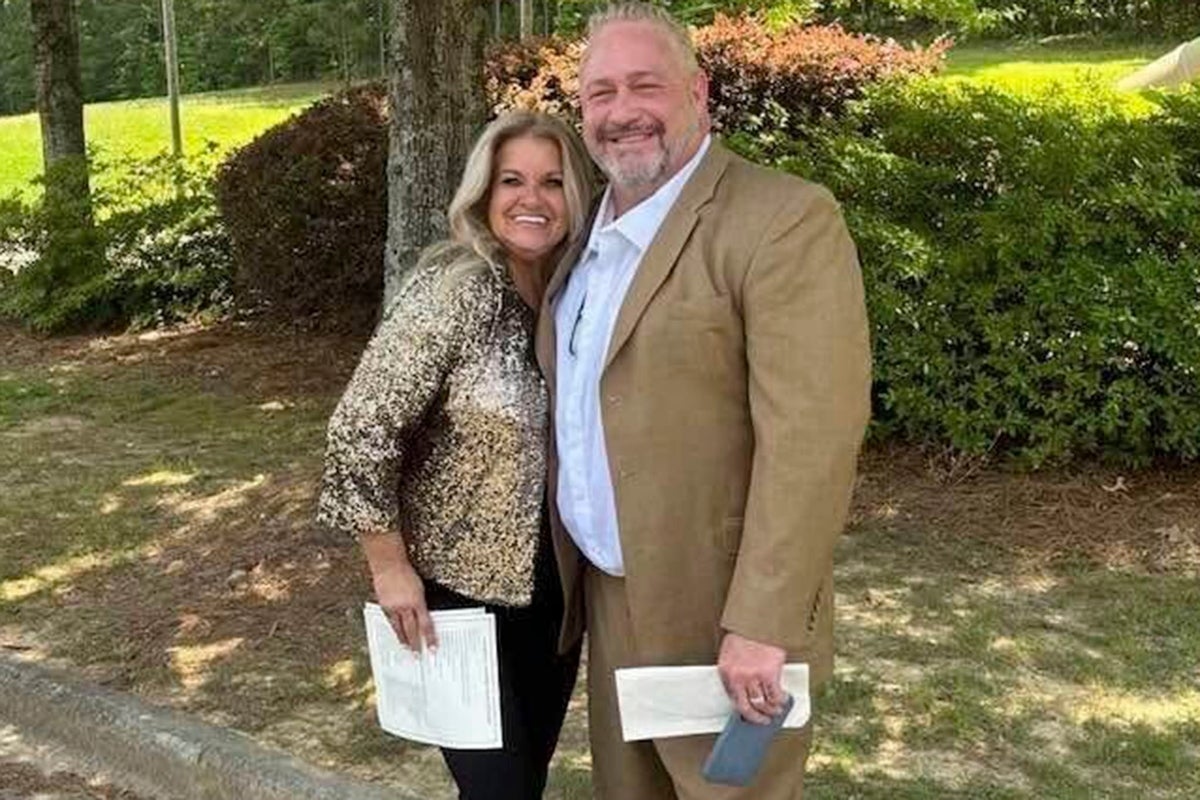 Woman compares husband's death to George Floyd after cops allegedly kneel on his neck during restraint