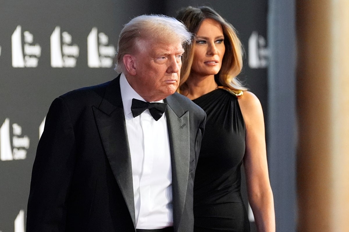 Trump's former communication director says president has only apologized once in 20 years