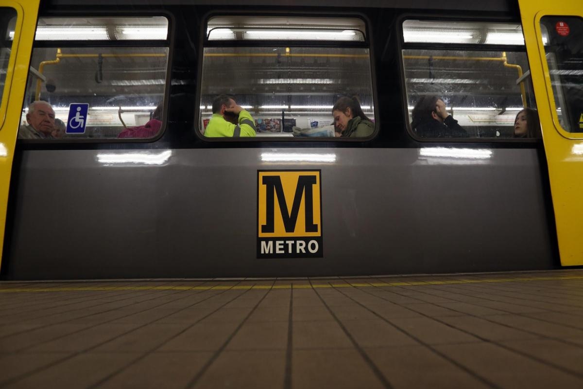 Trains suspended and station temporarily closed after power supply issues