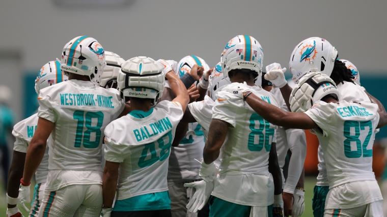 Dolphins sign ex-Patriots star to fill big void