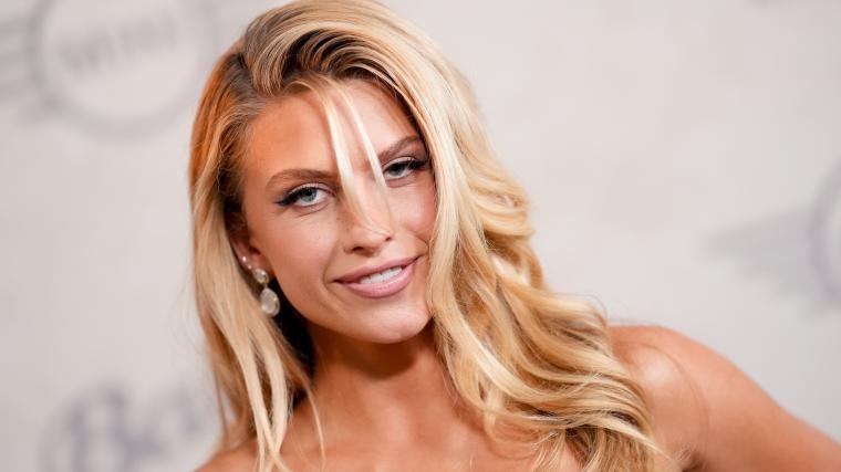 ‘SI' Swim star rocks braless, tight-and-tiny denim look for concert