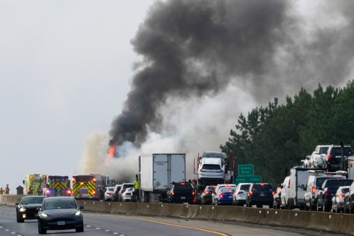 5 People Killed In 'Massive' U.S. Highway Car Accident