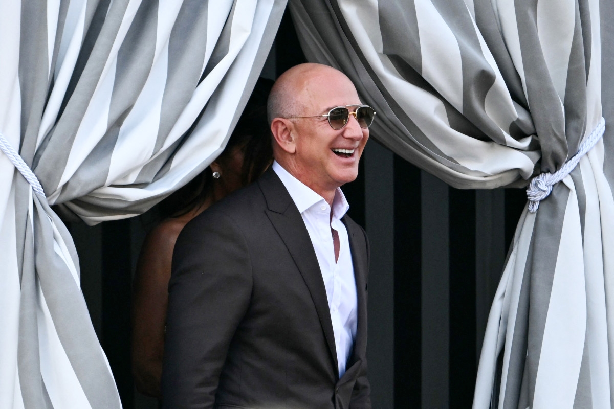 Elizabeth Warren has a harsh response to Jeff Bezos