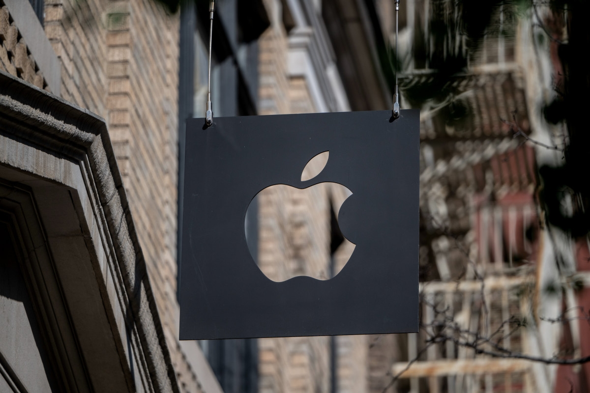 Apple crushes earnings expectations, but stays mum on a major asset