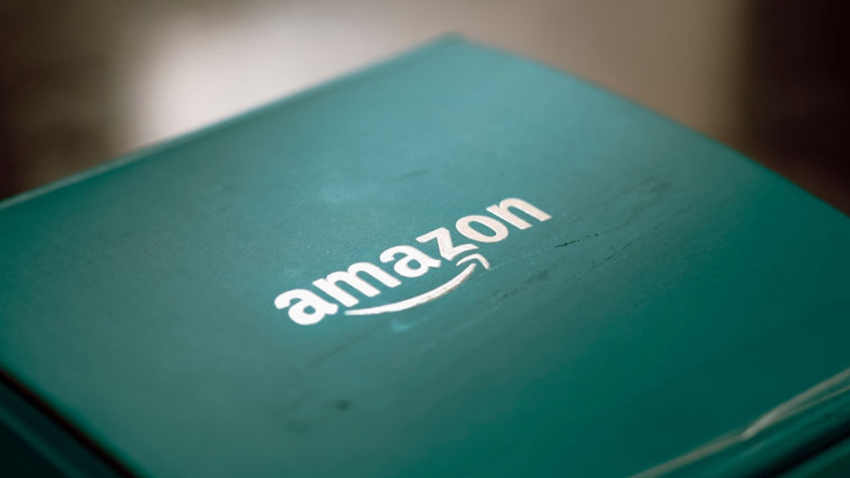 Amazon is selling a $1,400 18-inch laptop for $400, and shoppers call it 'reliable' and 'high performing'