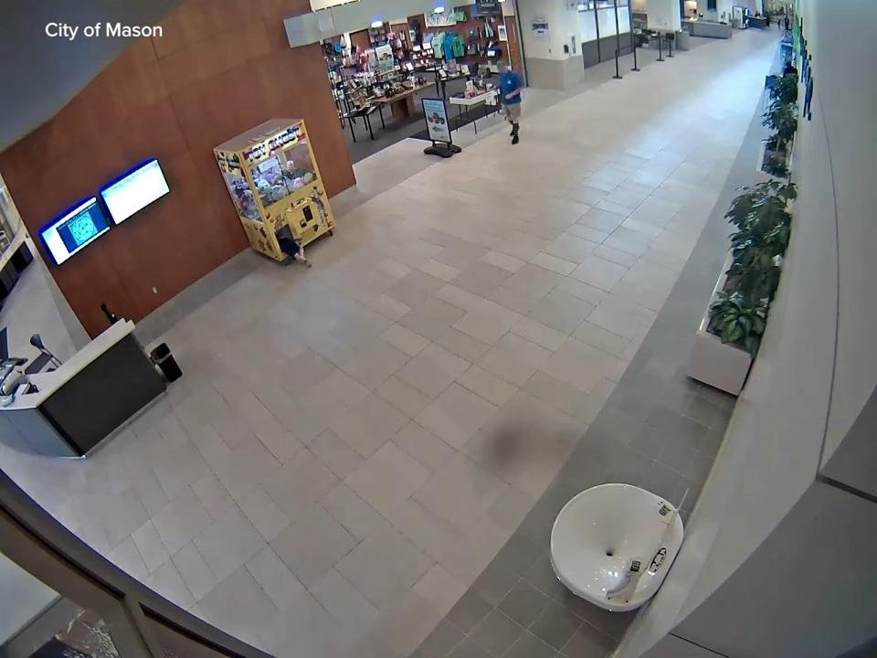 Watch: Small child climbs into claw machine at Ohio community center