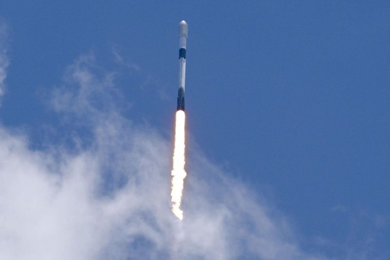 SpaceX sends up more Starlink satellites