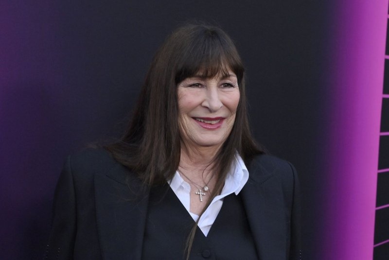 Famous birthdays for July 8: Anjelica Huston, Kevin Bacon