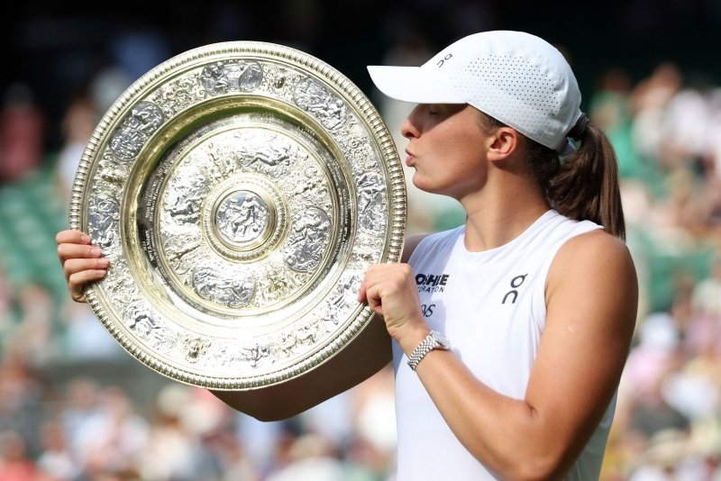 Iga Swiatek dominates USA's Amanda Anisimova for first Wimbledon title
