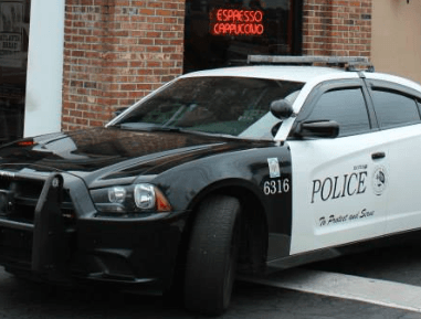 Preacher arrested after leaving 5-year-old alone in car to drink in bar