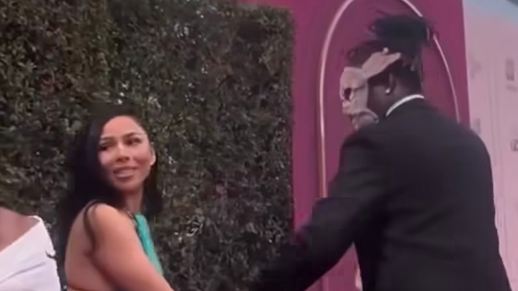Young Thug Flips The Bird At Stranger Seemingly Over Mariah The Scientist