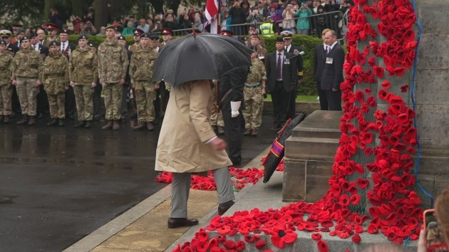 King lays wreath at Kirkcaldy War Memorial