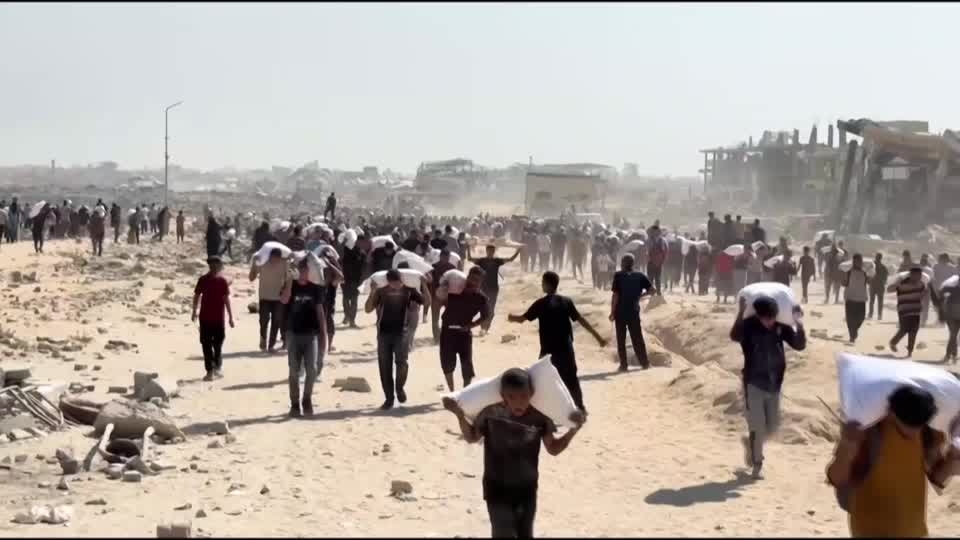 Gazans collect aid as Israel announces partial humanitarian pause