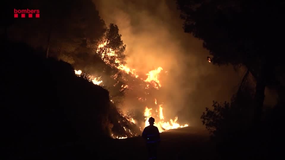 Firefighters struggle to contain spreading Spanish wildfire