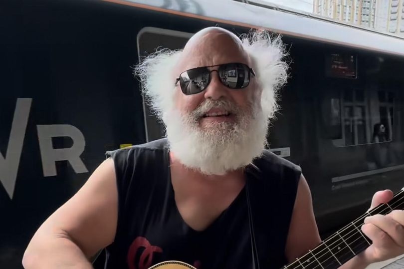US rock star turns up at Welsh railway station with a guitar for impromptu performance