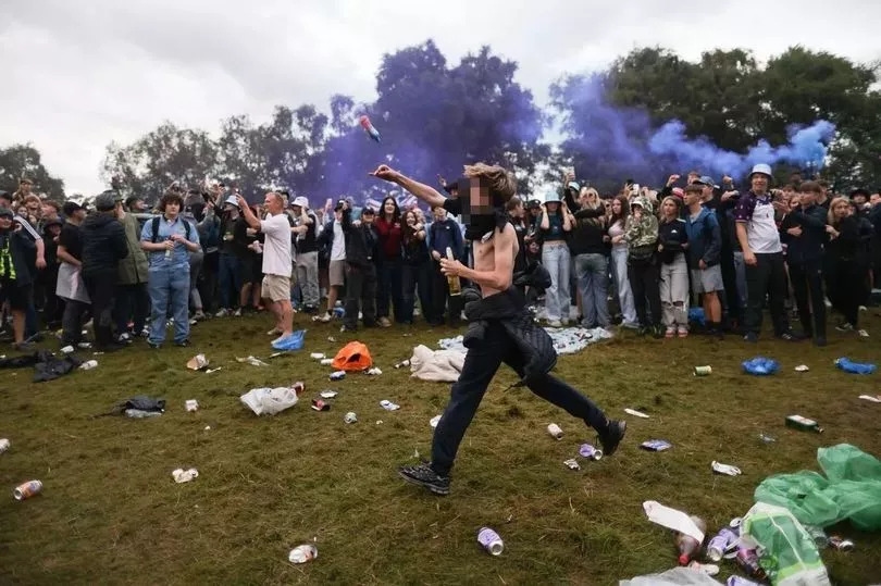 Chaos near Oasis Manchester gig as fans 'scrap' on 'Gallagher Hill'