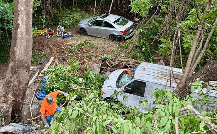 KCK police help remove six cars from ravine after flooding