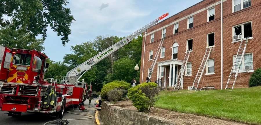 Man critically hurt in Southeast DC apartment fire