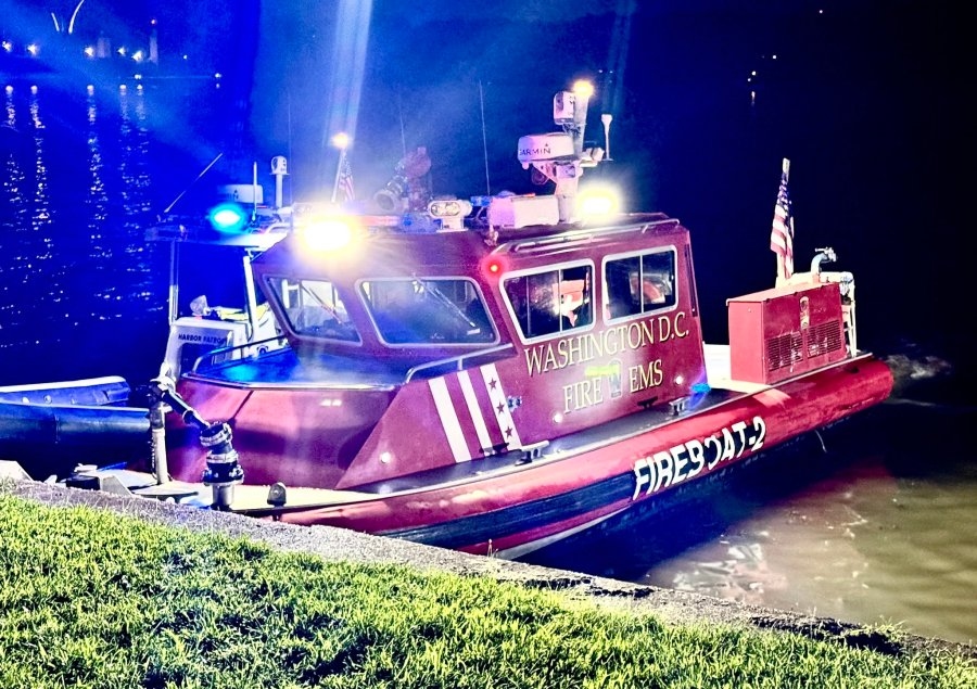 DC Fire and EMS respond to vehicle in water in Potomac River