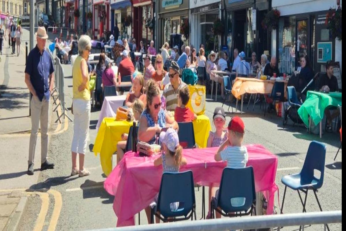 Hundreds gather for community event featuring prehistoric visitors