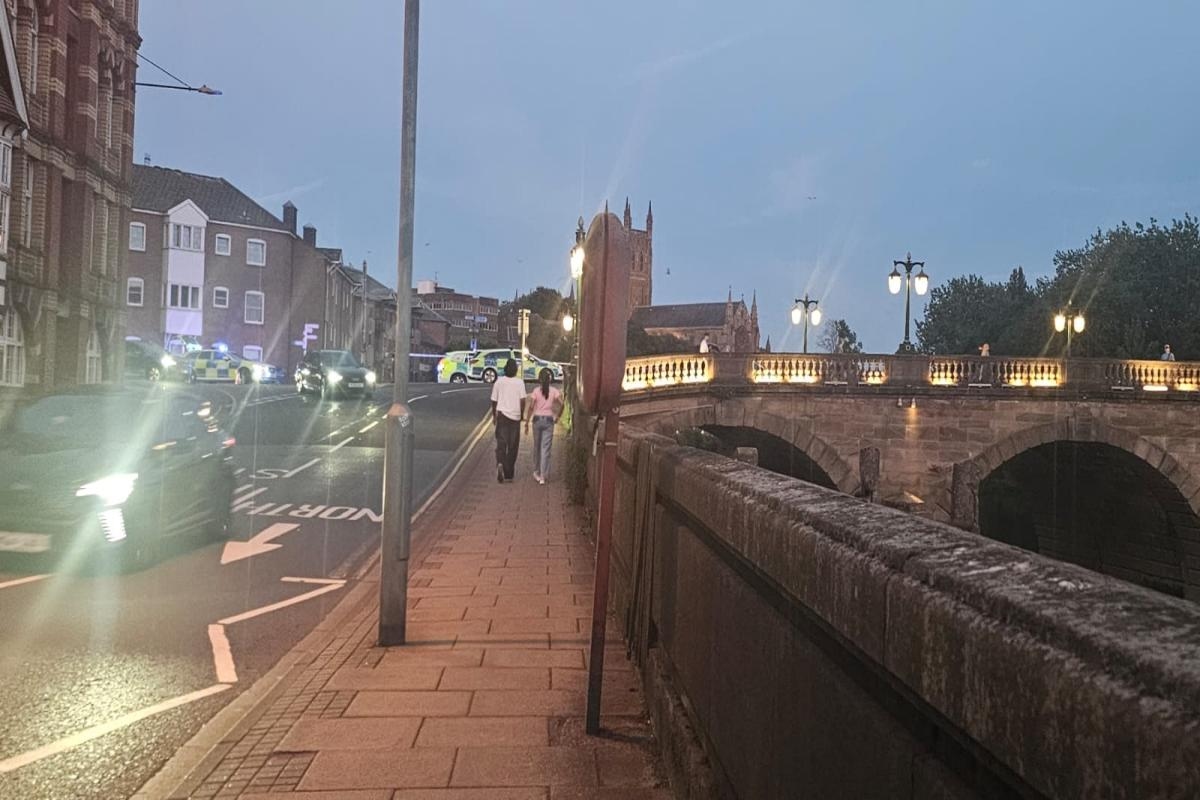 Emergency services close Worcester Bridge