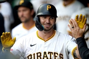 Heaney flirts with no-hitter, Horwitz leads Pirates to 4th-straight blowout win