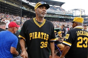 Dave Parker's son reads poem from his father during late Pirates outfielder's Hall of Fame induction