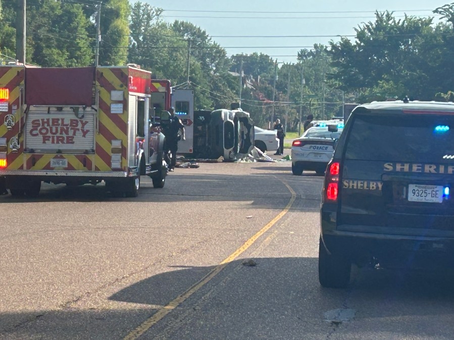 3 injured after crash involving MPD car: Deputies