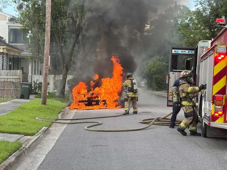Savannah Fire responds to vehicle fire