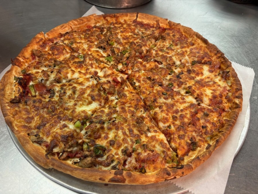 Let's Eat at Pizza House in Chesnee