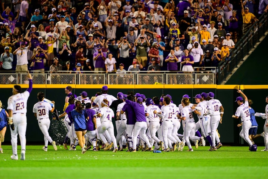 LSU Tigers beat Coastal Carolina in Game 1 of College World Series Finals