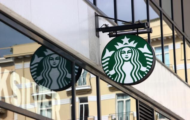 How is Starbucks Navigating Tariffs and Price Volatility in FY25?