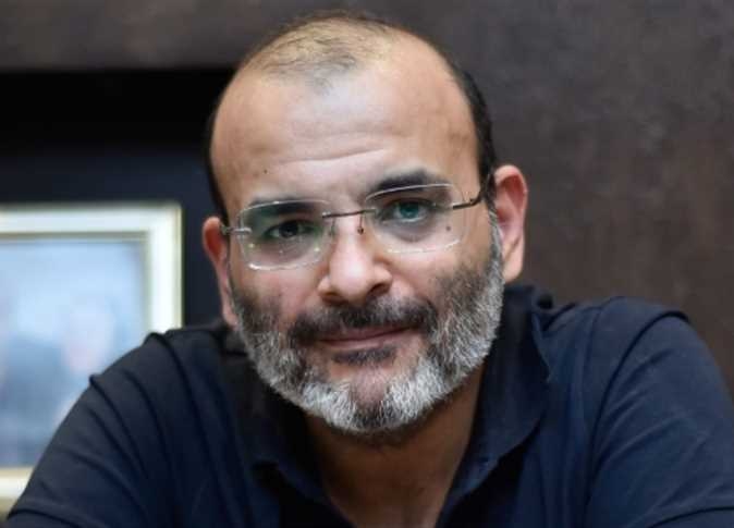 «العنصر البشري الوحيد الكلام وأصحابي».. أيمن بهجت قمر يصنع أغنية بالـ AI (فيديو)