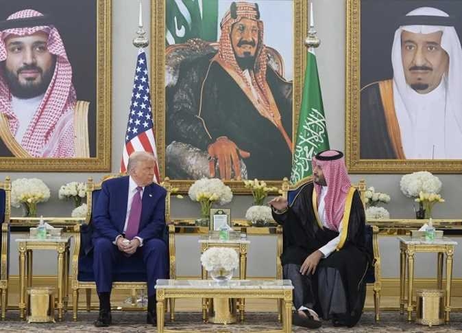 ولي العهد السعودي وترامب يتناولان القهوة العربية بـ«صالة التشريفات» في المطار